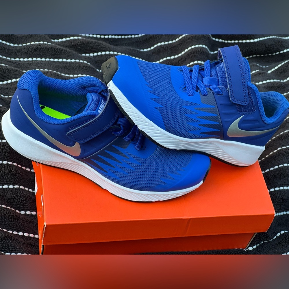Size 1Y kids Nike!! BRAND NEW WITH BOX!!